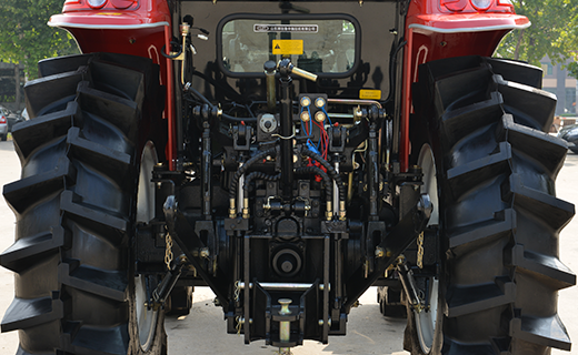 AG百家乐-1304型拖拉机