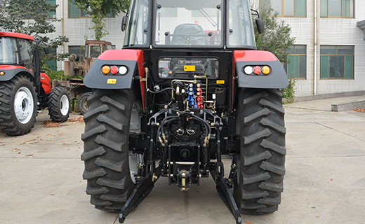 AG百家乐-1504型拖拉机